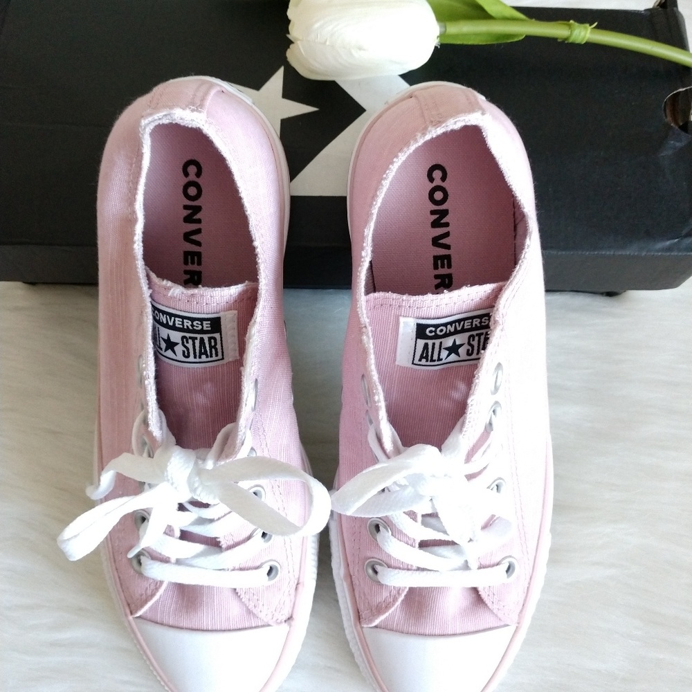Size 8🎁CONVERSE WOMEN'S SHOES - Picture 2 of 5